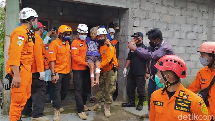 Potret Evakuasi Warga di Lereng Gunung Merapi Warga dua dusun Desa Keningar, Dukun, Kabupaten Magelang, mulai dievakuasi. Proses evakuasi dilakukan usai status Gunung Merapi naik menjadi siaga.
