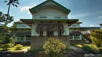 Omah Kembar berada di sisi sebelah timur sungai Gelis dan sebelah barat sungai barat. Omah kembar itu dipisahkan oleh sungai Gelis. Pantauan di lokasi, Omah Kembar itu tidak dihuni oleh orang lagi. Kondisi Omah Kembar di sisi timur tampak tertutup oleh pagar. Di sekitar Omah Kembar pun terdapat banyak rumput.