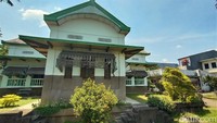 Nitisemito dikenal dengan sosok sebagai pengusaha rokok berasal dari Kudus, Jawa Tengah. Nitisemito yang dikenal sebagai raja kretek itu dikenal mengalami masa kejayaan sekitar tahun 1922 hingga 1940. Hingga kini saksi bisu Omah Kembar (Rumah Kembar) peninggalan Nitisemito masih berdiri kokoh. Bagaimana kondisinya? 