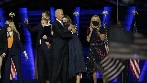 President-elect Joe Biden, cente, with his wife Jill Biden and members of this family on stage, Saturday, Nov. 7, 2020, in Wilmington, Del. (AP Photo/Andrew Harnik, Pool)