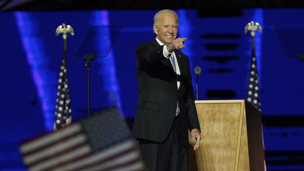 Presiden terpilih Joe Biden President-elect Joe Biden gestures on stage after speaking, Saturday, Nov. 7, 2020, in Wilmington, Del. (AP Photo/Andrew Harnik, Pool)
