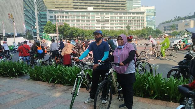 Warga Jakarta berolahraga di kawasan Bundaran HI saat PSBB transisi. Warga bersepeda mendominasi, Minggu (8/11/2020).