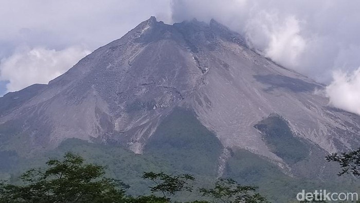 Puncak Merapi dilihat dari Pos Babadan, 8/11/2020