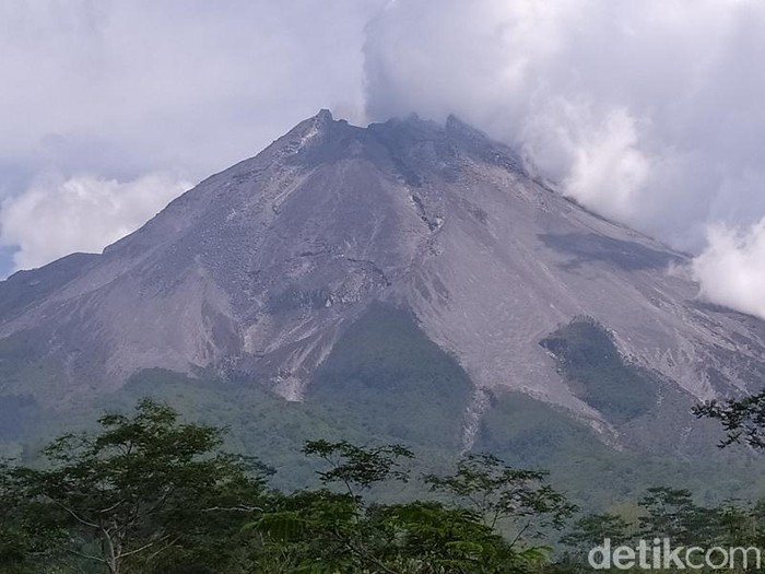 Puncak Merapi dilihat dari Pos Babadan, 8/11/2020