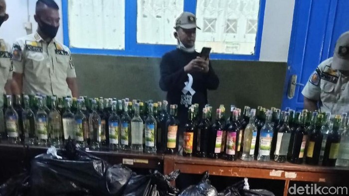 Razia miras dan obat terlarang di Cianjur.
