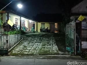 Bendera Kuning Terpasang di Kediaman Orang Tua Aa Gatot di Sukabumi