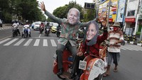 Aksi kedua warga mengenakan topeng Joe Biden dan Kamala Harris itu pun sukses menarik perhatian warga yang lalu lalang di kawasan Solo, Jawa Tengah.
