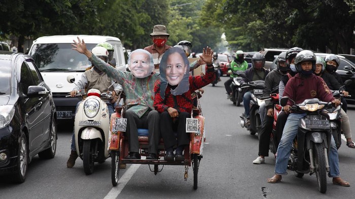 Saat ' Joe Biden' dan 'Kamala Harris' Keliling Kota Solo Dua orang warga kenakan topeng Joe Biden dan Kamala Harris saat berkelilling Solo. Hal itu dilakukan untuk rayakan kemenangan Biden-Harris dalam Pilpres AS 2020