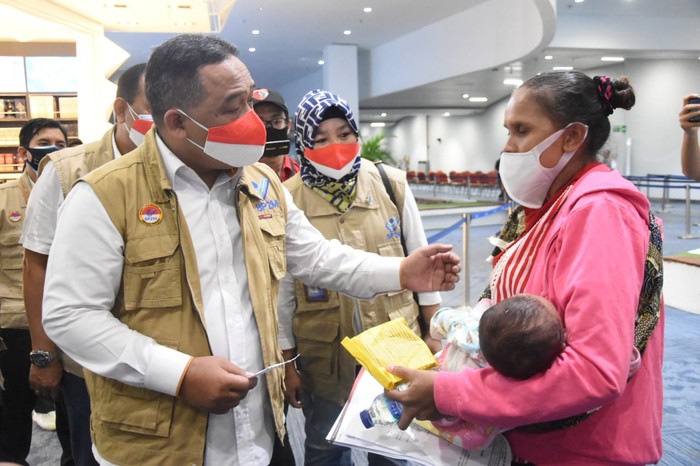 Sejumlah Pekerja Migran Indonesia (PMI) dideportasi dari Malaysia. Deportasi PMI dari Malaysia ini sudah berlangsung 4 tahap.