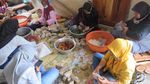 Sibuknya Dapur Umum di Barak Pengungsi Merapi Glagaharjo Sleman