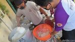 Sibuknya Dapur Umum di Barak Pengungsi Merapi Glagaharjo Sleman