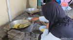 Sibuknya Dapur Umum di Barak Pengungsi Merapi Glagaharjo Sleman