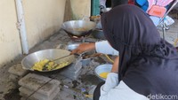 Tercatat dapur umum mampu memenuhi sekitar 750 orang. 