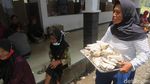 Sibuknya Dapur Umum di Barak Pengungsi Merapi Glagaharjo Sleman