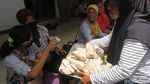 Sibuknya Dapur Umum di Barak Pengungsi Merapi Glagaharjo Sleman