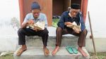 Sibuknya Dapur Umum di Barak Pengungsi Merapi Glagaharjo Sleman