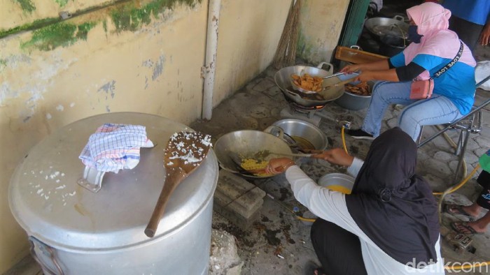 Sibuknya Dapur Umum di Barak Pengungsi Merapi Glagaharjo Sleman Sejumlah warga di Sleman mengungsi usai status Gunung Merapi naik jadi siaga. Dapur umum pun dibuat untuk penuhi kebutuhan para pengungsi di lokasi pengungsian.