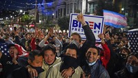 Sejumlah warga tampak membawa poster bertuliskan Biden President saat merayakan kemenangan Biden-Harris dalam Pilpres 2020. AP Photo/JOSE CARLOS FAJARDO.