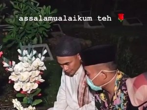 Sule dan Nathalie Holscher Nyekar ke Makam Lina Jubaedah