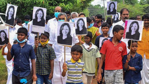 Warga Desa Thulasendrapuram merayakan keberhasilan Kamala Harris jadi wapres AS.