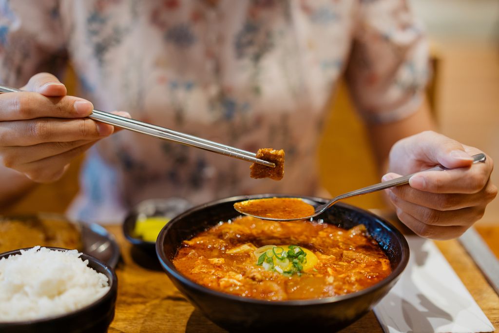 6 Etika Makan di Korea Selatan Ini Perlu Kamu Tahu, Erat Nilai Kesopanan