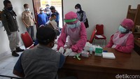 Rapid tes dilaksanakan dengan total sampling 60 orang mengingat hampir sebagian besar pengungsi berusia lanjut.