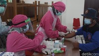 Petugas dari puskesmas tampil lengkap menggunakan APD.