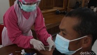 Begini momen saat para relawan barak pengungsian menjalani rapid test.