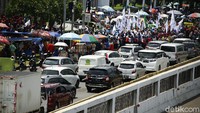 Arus lalu lintas di depan Gedung DPR macet akibat adanya demo omnibus law UU Cipta Kerja.