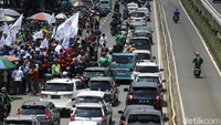 Sejumlah pengendara sepeda motor nekat menerobos jalur TransJakarta untuk menghindari macet di depan gedung DPR.
