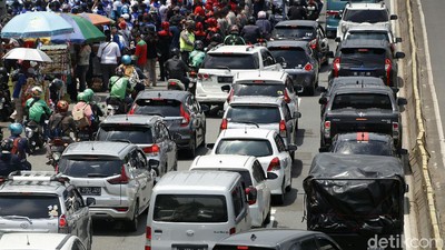 Ada Demo Buruh, Lalin Depan DPR Macet