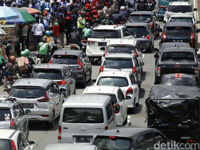 Ada Demo Buruh, Lalin Depan DPR Macet