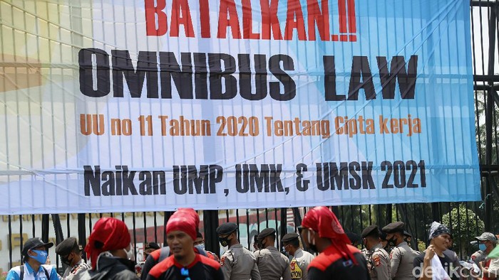 Massa buruh menggelar aksi demo terkait Omnibus Law UU Cipta Kerja, di depan Gedung DPR/MPR RI, Jakarta, Senin (09/11/2020). Lalu lintas di Jalan Gatot Subroto yang mengarah Slipi, Jakarta, terjadi kemacetan.