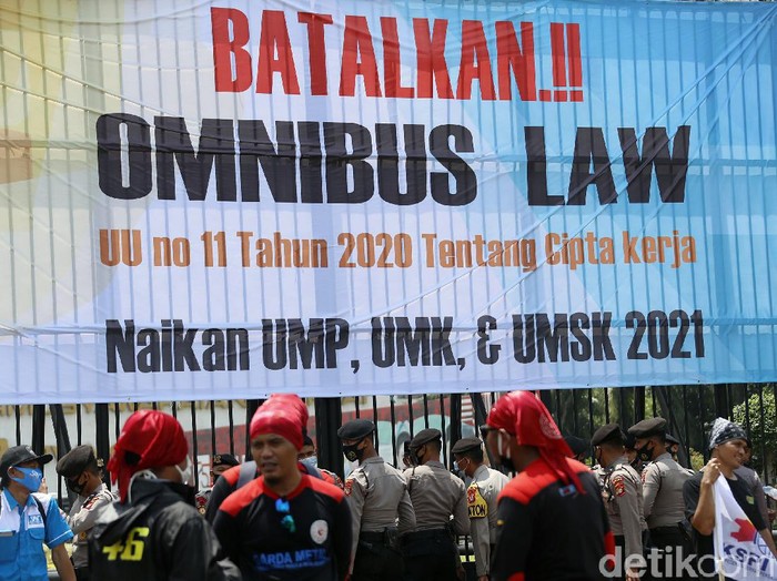 Massa buruh menggelar aksi demo terkait Omnibus Law UU Cipta Kerja, di depan Gedung DPR/MPR RI, Jakarta, Senin (09/11/2020). Lalu lintas di Jalan Gatot Subroto yang mengarah Slipi, Jakarta, terjadi kemacetan.