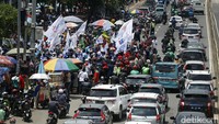Massa buruh menggelar demo menuntut dibatalkannya omnibus law UU Cipta Kerja di depan gedung DPR/MPR. 