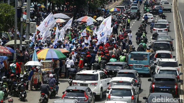 Massa buruh menggelar aksi demo terkait Omnibus Law UU Cipta Kerja, di depan Gedung DPR/MPR RI, Jakarta, Senin (09/11/2020). Lalu lintas di Jalan Gatot Subroto yang mengarah Slipi, Jakarta, terjadi kemacetan.