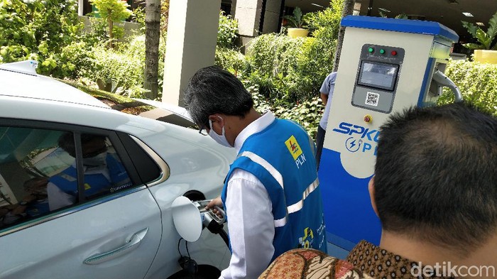 PLN ikut mendukung percepatan program kendaraan listrik yang
diamanahkan dalam Perpres 55/2019 tentang Program Kendaraan Bermotor
Listrik (KBL) Berbasis Baterai (Battery Electric Vehicle). Dukungan
PLN terhadap program ini salah satunya melalui penyediaan
infrastruktur pengisian listrik untuk kendaraan bermotor listrik atau
stasiun pengisian kendaraan listrik umum (SPKLU).