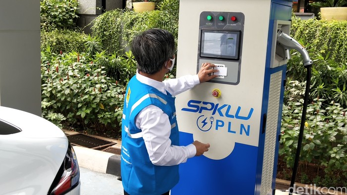 PLN ikut mendukung percepatan program kendaraan listrik yang
diamanahkan dalam Perpres 55/2019 tentang Program Kendaraan Bermotor
Listrik (KBL) Berbasis Baterai (Battery Electric Vehicle). Dukungan
PLN terhadap program ini salah satunya melalui penyediaan
infrastruktur pengisian listrik untuk kendaraan bermotor listrik atau
stasiun pengisian kendaraan listrik umum (SPKLU).