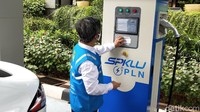 Untuk, tarif tenaga listrik SPKLU tertuang dalam Permen No. 13/2020. Konsumen yang melakukan pengisian di SPKLU dikenakan kategori tarif layanan khusus dengan menggunakan faktor pengali N dengan besaran paling tinggi 1,5 sehingga tarif listrik SPKLU berada pada kisaran Rp 1.644,52 per kWh hingga Rp 2.466,78 per kWh.