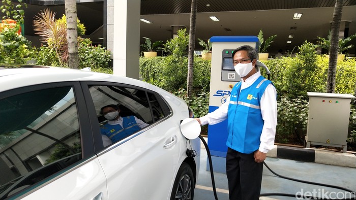PLN ikut mendukung percepatan program kendaraan listrik yang
diamanahkan dalam Perpres 55/2019 tentang Program Kendaraan Bermotor
Listrik (KBL) Berbasis Baterai (Battery Electric Vehicle). Dukungan
PLN terhadap program ini salah satunya melalui penyediaan
infrastruktur pengisian listrik untuk kendaraan bermotor listrik atau
stasiun pengisian kendaraan listrik umum (SPKLU).