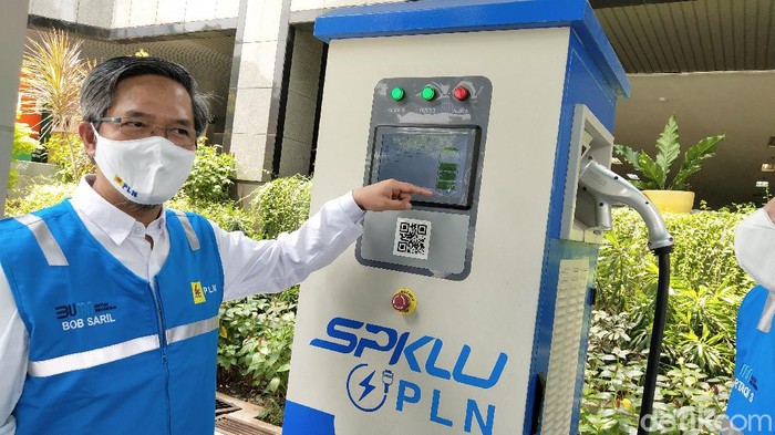 PLN ikut mendukung percepatan program kendaraan listrik yang
diamanahkan dalam Perpres 55/2019 tentang Program Kendaraan Bermotor
Listrik (KBL) Berbasis Baterai (Battery Electric Vehicle). Dukungan
PLN terhadap program ini salah satunya melalui penyediaan
infrastruktur pengisian listrik untuk kendaraan bermotor listrik atau
stasiun pengisian kendaraan listrik umum (SPKLU).
