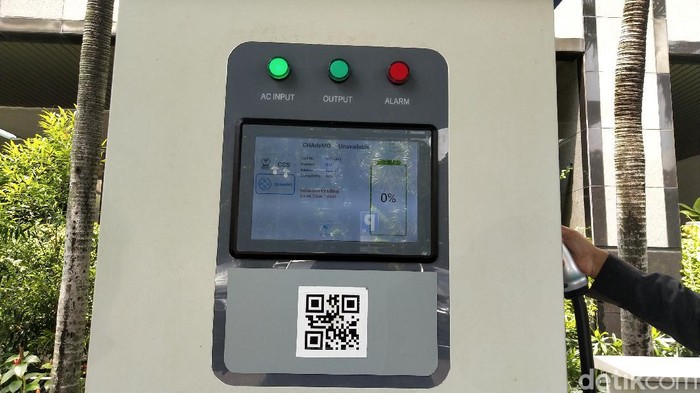 Ada SPBU Lisrik di PLN, Begini Penampakan PLN ikut mendukung percepatan program kendaraan listrik yang
diamanahkan dalam Perpres 55/2019 tentang Program Kendaraan Bermotor
Listrik (KBL) Berbasis Baterai (Battery Electric Vehicle). Dukungan
PLN terhadap program ini salah satunya melalui penyediaan
infrastruktur pengisian listrik untuk kendaraan bermotor listrik atau
stasiun pengisian kendaraan listrik umum (SPKLU).