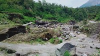 Sejak tanggal 6 November sudah diumumkan semua lokasi tambang di Desa Sidorejo dan Tegalmulyo radius lima kilometer dihentikan. Baik manual maupun dengan alat berat.