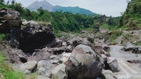 Meskipun penambangan berhenti di atas, truk tetap bisa mencari pasir. Sebab di lokasi lereng bawah masih ada.