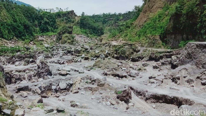 Aktivitas penambang pasir dan batu di lereng Gunung Merapi radius lima kilometer dari puncak tiarap. Penambang menghentikan kegiatan menyusul status siaga.
