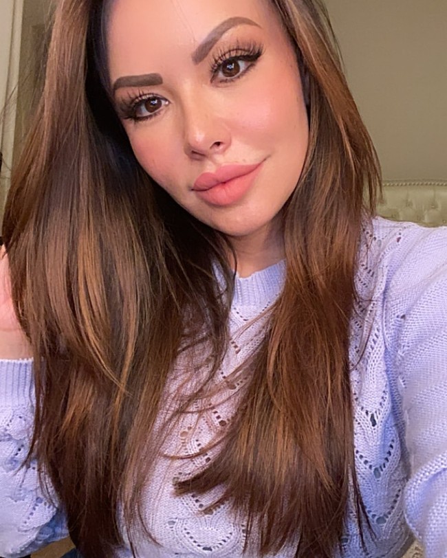 Di usia 40 dia memiliki cucu. Alice bisa menjadi nenek di usia terbilang muda karena dia memiliki anak saat usianya 16 tahun. Kini anaknya mengikuti jejaknya menikah muda. Foto: Instagram @sweetalice101