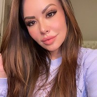 Di usia 40 dia memiliki cucu. Alice bisa menjadi nenek di usia terbilang muda karena dia memiliki anak saat usianya 16 tahun. Kini anaknya mengikuti jejaknya menikah muda. Foto: Instagram @sweetalice101