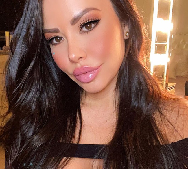 Kini sang nenek glamour tersebut jadi kontroversi karena menjual foto-foto seksinya di situs Only Fans. Alice menuai banyak kritikan. Foto: Instagram @sweetalice101