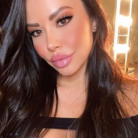 Kini sang nenek glamour tersebut jadi kontroversi karena menjual foto-foto seksinya di situs Only Fans. Alice menuai banyak kritikan. Foto: Instagram @sweetalice101