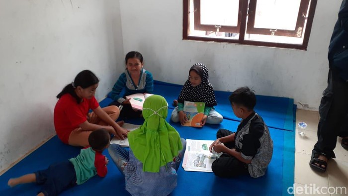 Anak-anak belajar di barak pengungsian Glagaharjo, Cangkriman, Sleman